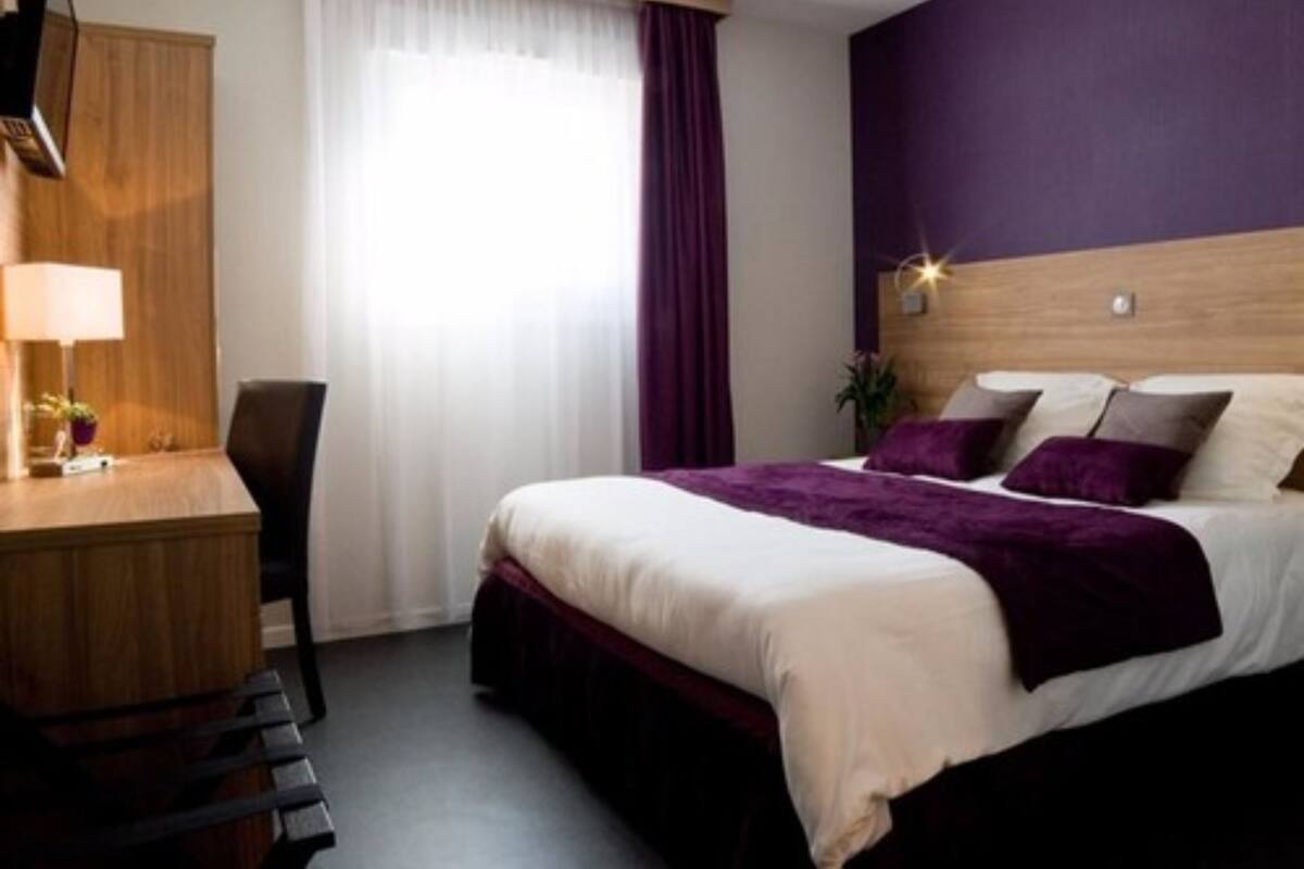 Desk, WiFi (free), bed sheets