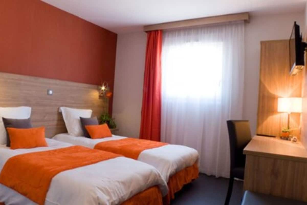 Desk, WiFi (free), bed sheets