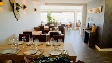 Desayuno a la carta (EUR 9.00 por persona)