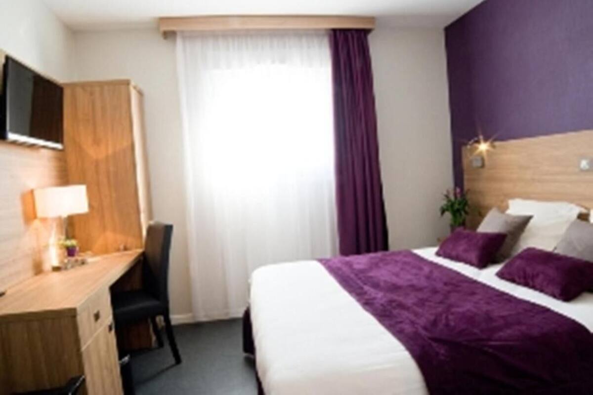 Desk, WiFi (free), bed sheets