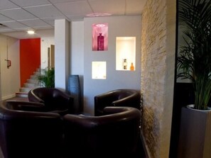 Lobby sitting area - Hôtel de la Madeleine (Commercy)