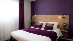 Escritorio, wifi gratis y ropa de cama 