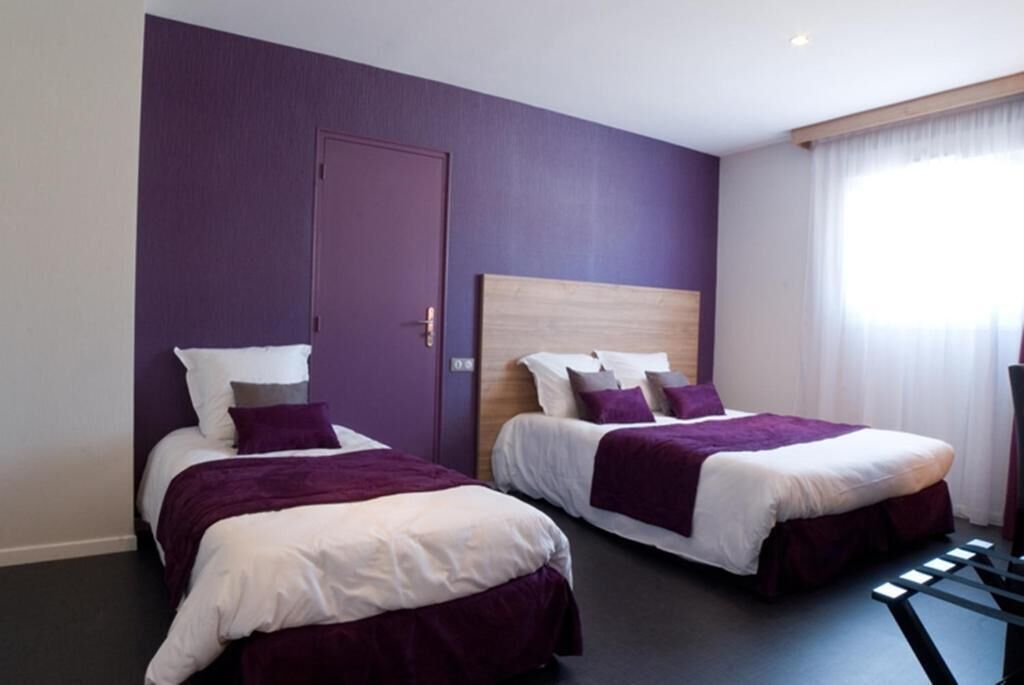 Een bureau, gratis wifi, beddengoed