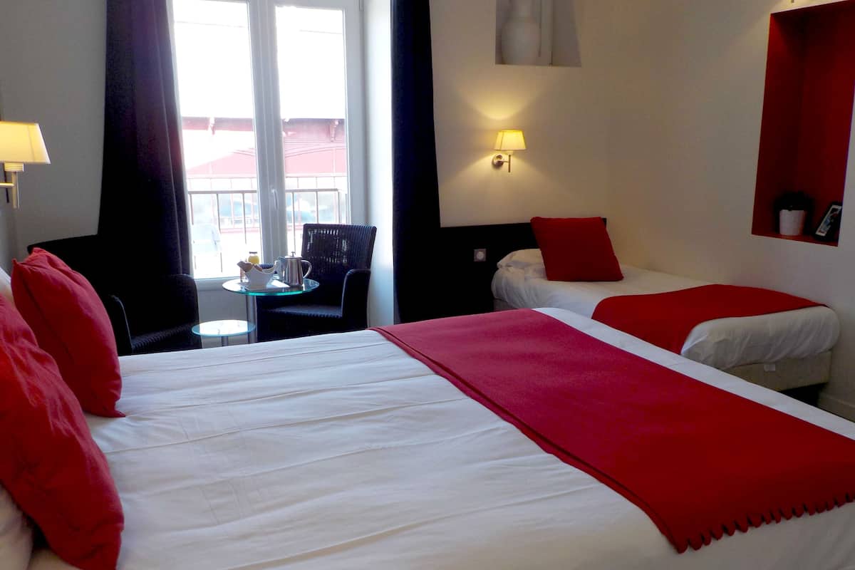 Quarto triplo standard | Escrivaninha, Wi-Fi de cortesia