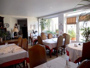 Déjeuner et dîner servis sur place, spécialités Cuisine française