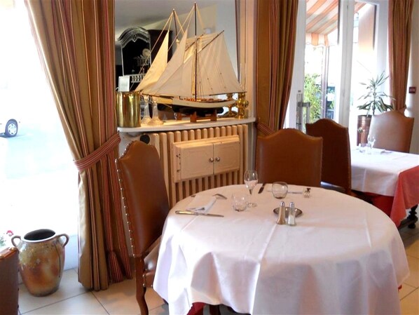 Lunch and dinner served, French cuisine - Logis Hôtel de Bretagne (Dol-de-Bretagne)