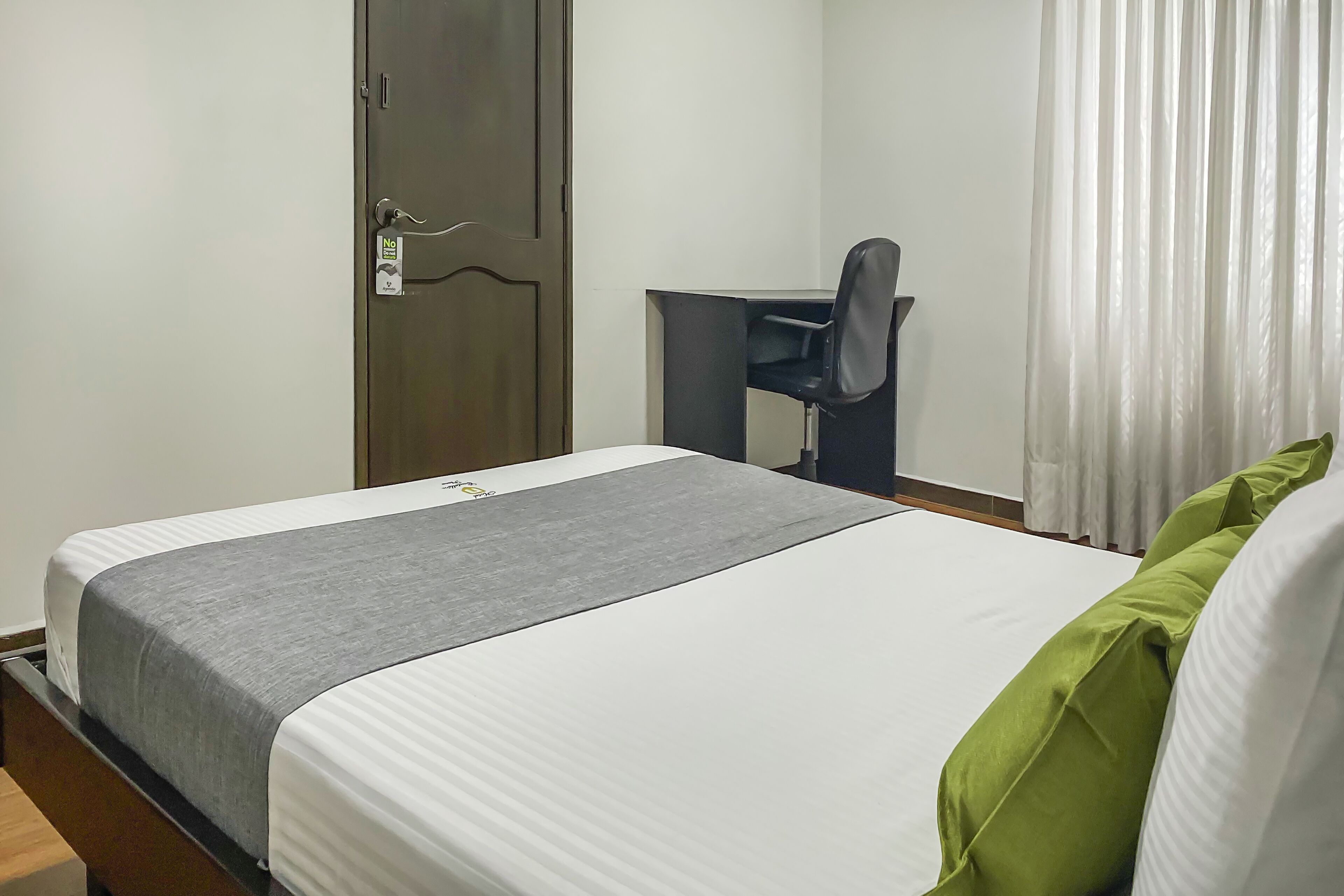 standard double room | minibar, desk, iron/ironing board, free wifi