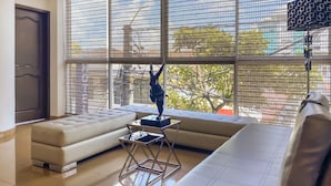 A modern living room with a sectional sofa, a small coffee table, and a decorative sculpture. - Ayenda 1139 Castellón Plaza (Pereira)