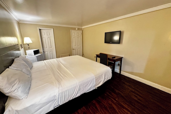 Room, 1 Queen Bed | In-room safe, desk, iron/ironing board, WiFi (free)