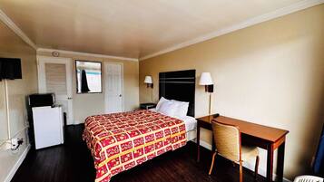 Quarto, 1 cama Queen | Banheiro | Chuveiro/banheira combinados, produtos de toalete grátis