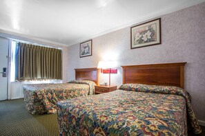 Habitació doble | Caixa forta a l'habitació, escriptori i planxa i posts de planxar 