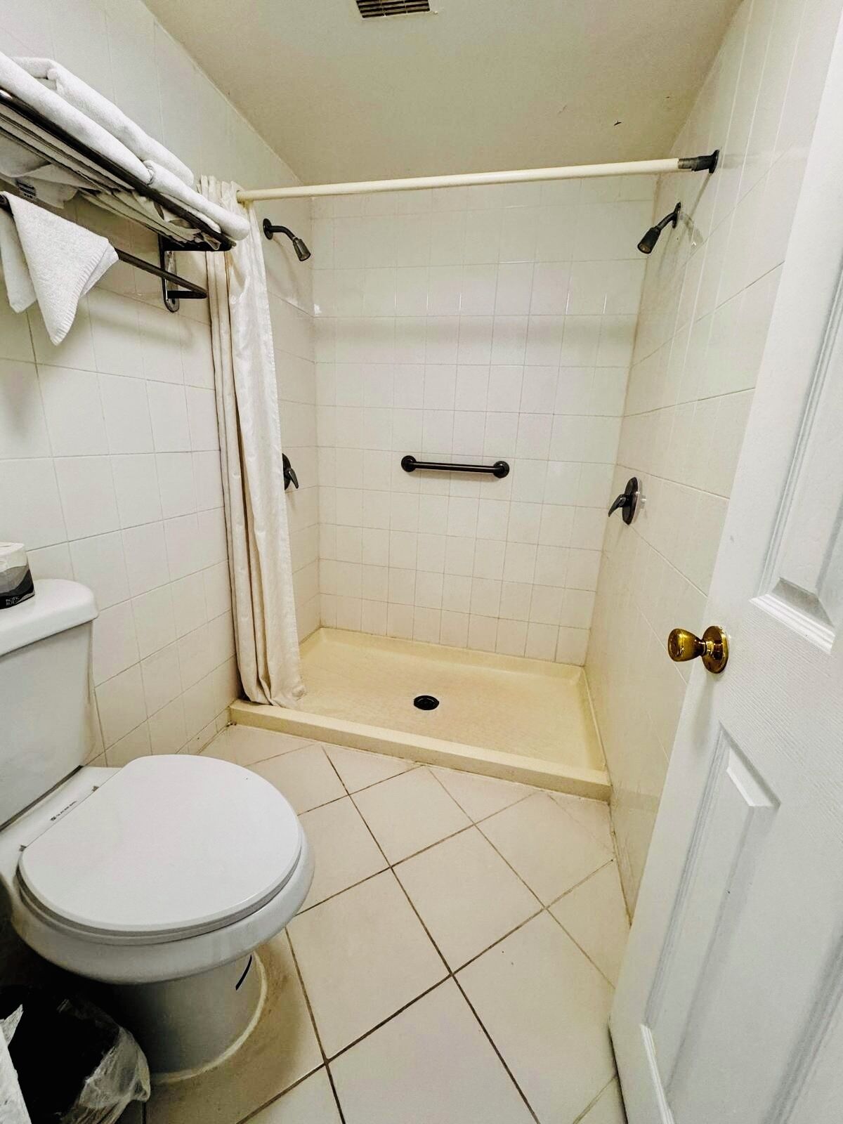 套房, 1 间卧室 | 浴室 | 淋浴/盆浴组合、免费洗浴用品、毛巾