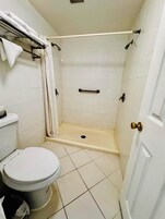 Bañera con ducha, artículos de tocador gratuitos, toallas