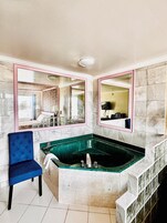 Caja de seguridad en la habitación y escritorio 