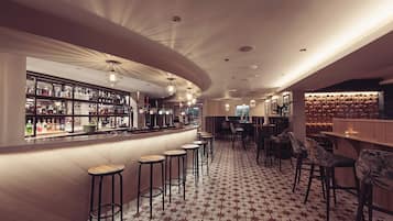 2 bars/lounges