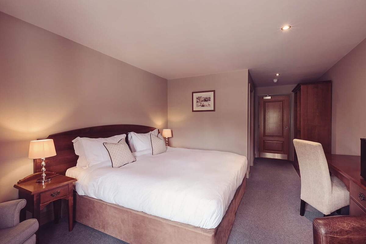 Superior Double or Twin Room | 1 bedroom, desk, iron/ironing board, cribs/infant beds