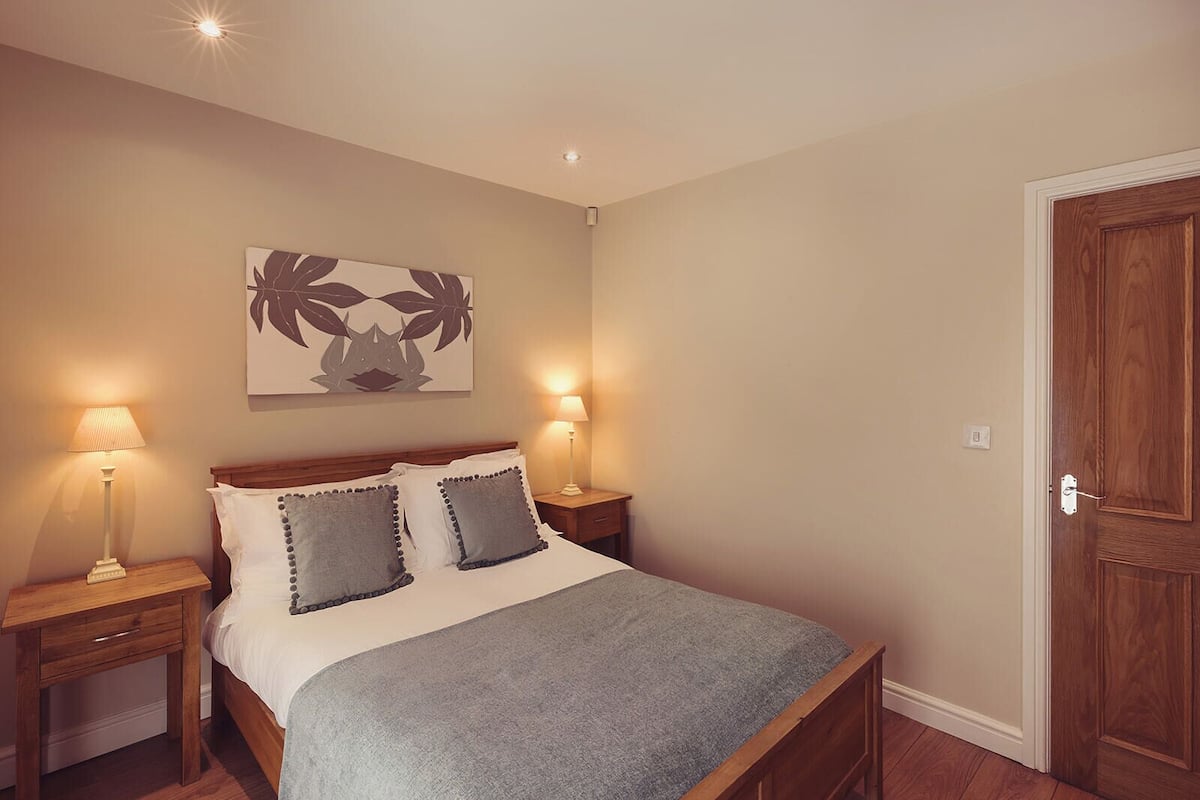 Luxury Cottage, 2 Bedrooms, Kitchen, Garden Area | 1 bedroom, desk, iron/ironing board, cribs/infant beds