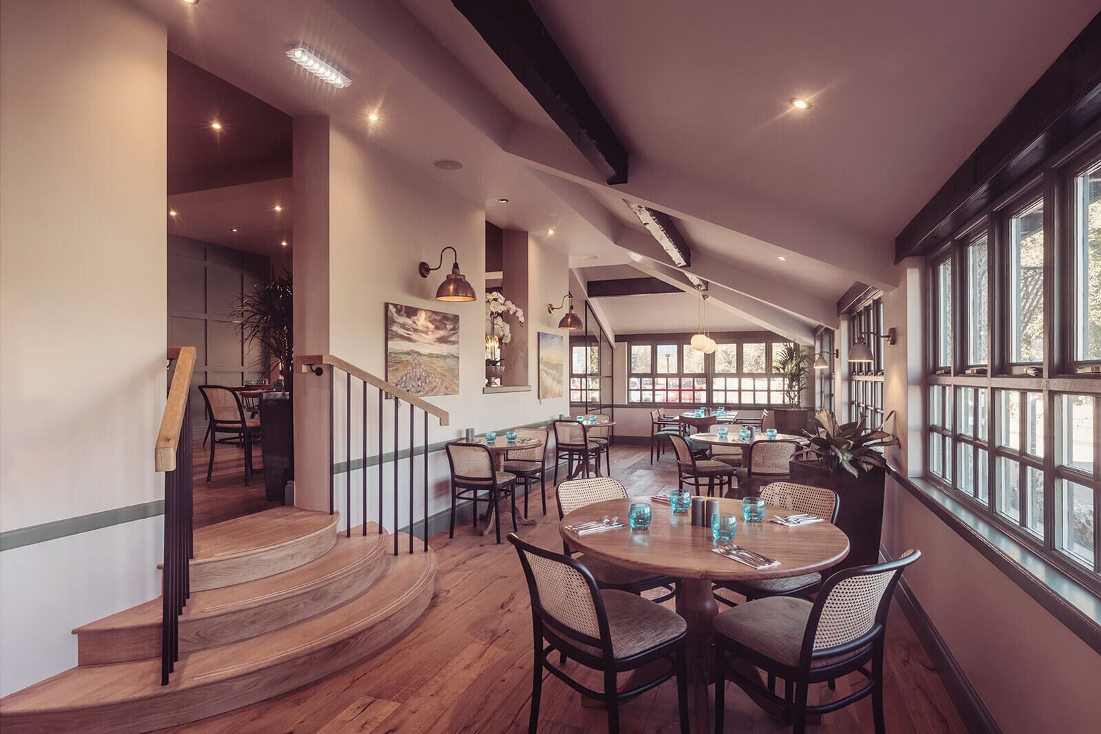 Serveert lunch en diner, lokale gerechten