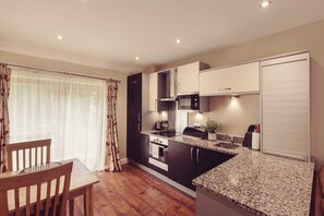Chaumière luxueuse, 1 chambre, cuisine, côté jardin | Cuisine privée | Cafetière-théière