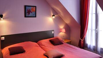 Chambre Confort avec lits jumeaux | Décoration personnalisée, ameublement personnalisé, bureau
