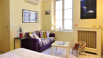Decoración personalizada, muebles diferentes, escritorio y wifi gratis