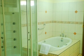 Executive Room, Jetted Tub | Iron/ironing board, free cribs/infant beds, free rollaway beds