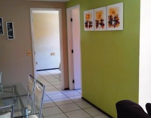 Appartement, 2 chambres (1106) | Coin séjour | Télévision à écran plat de 32 pouces avec chaînes par câble, télévision