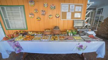 Daily buffet breakfast (BRL 25.00 per person)