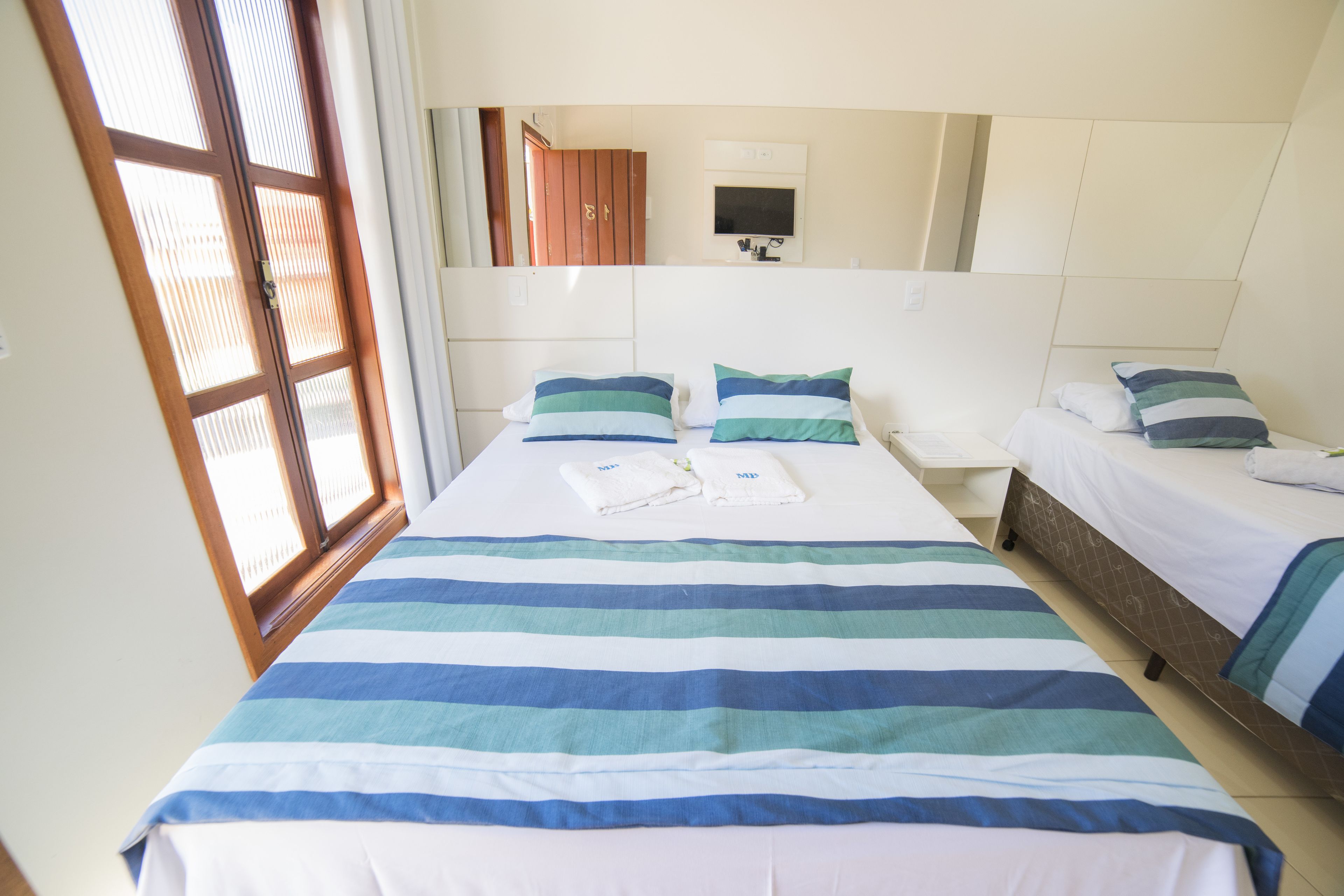 Habitación estándar doble | Caja fuerte, cortinas opacas, tabla de planchar con plancha