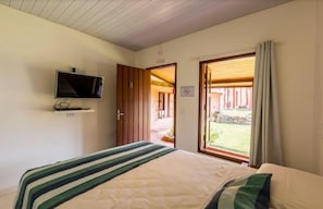 In-room safe, blackout curtains, free WiFi, bed sheets - Pousada Muito Bonito (Bonito)