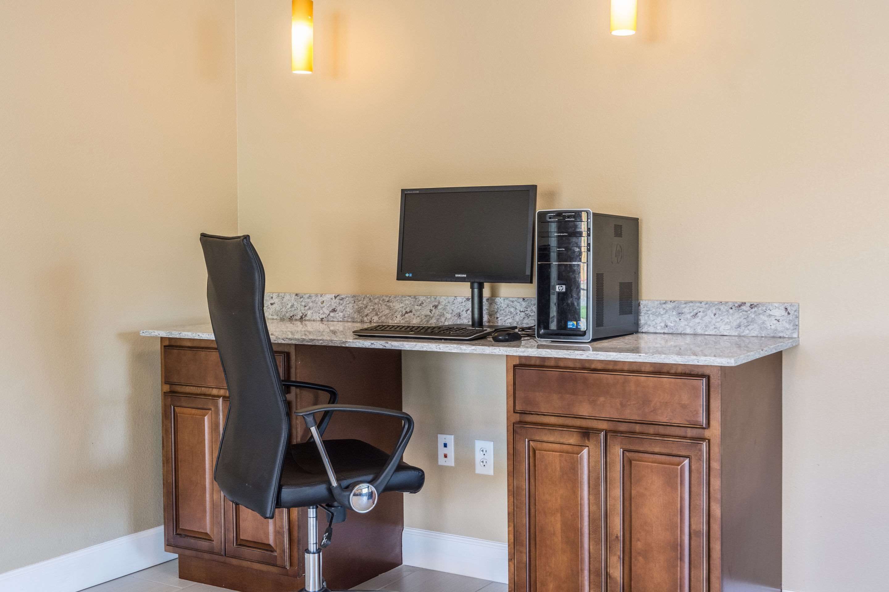 Un espacio de trabajo en casa con escritorio, computadora y silla.