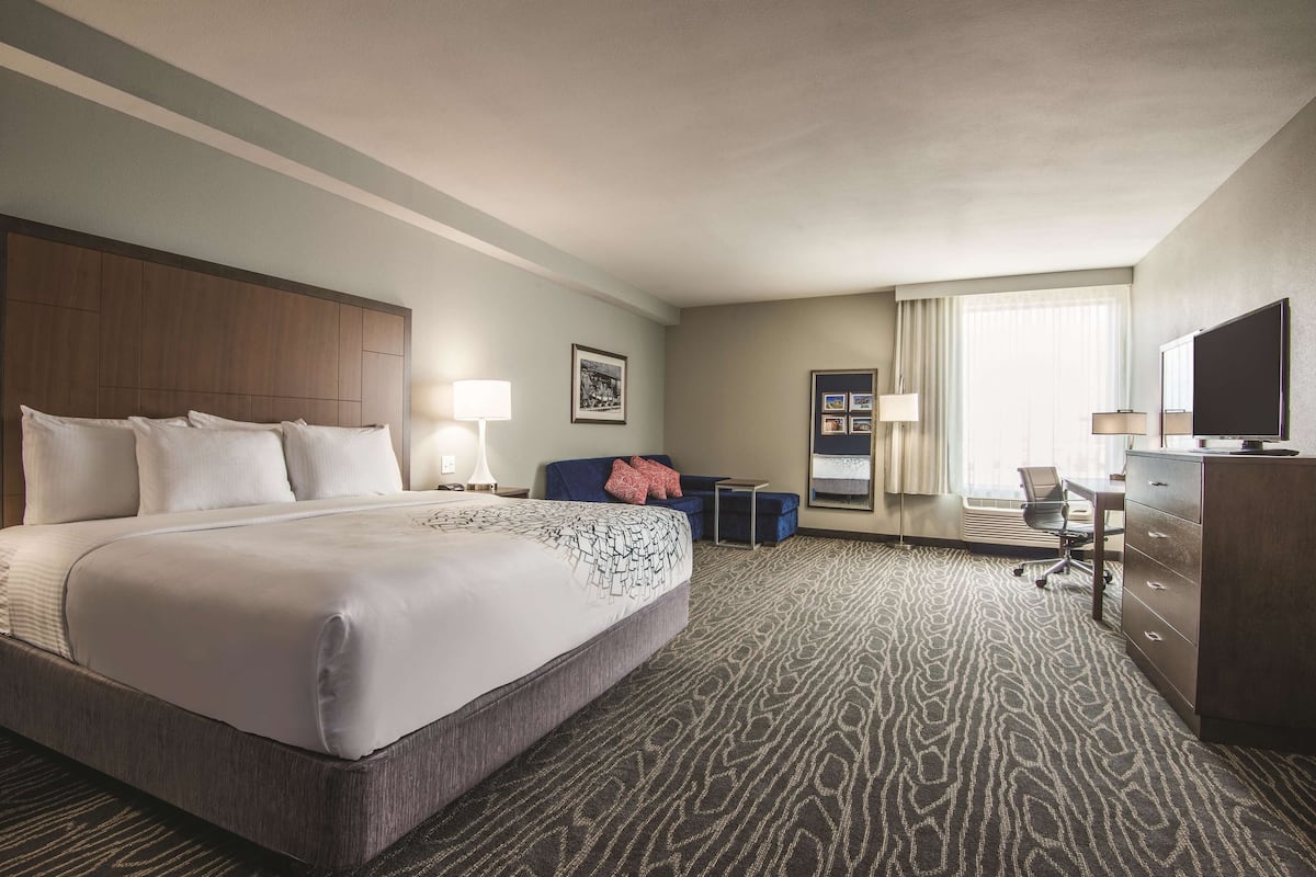 Deluxe Room, 1 King Bed, Accessible (Mobility Accessible) | Premium bedding, desk, iron/ironing board, free cribs/infant beds