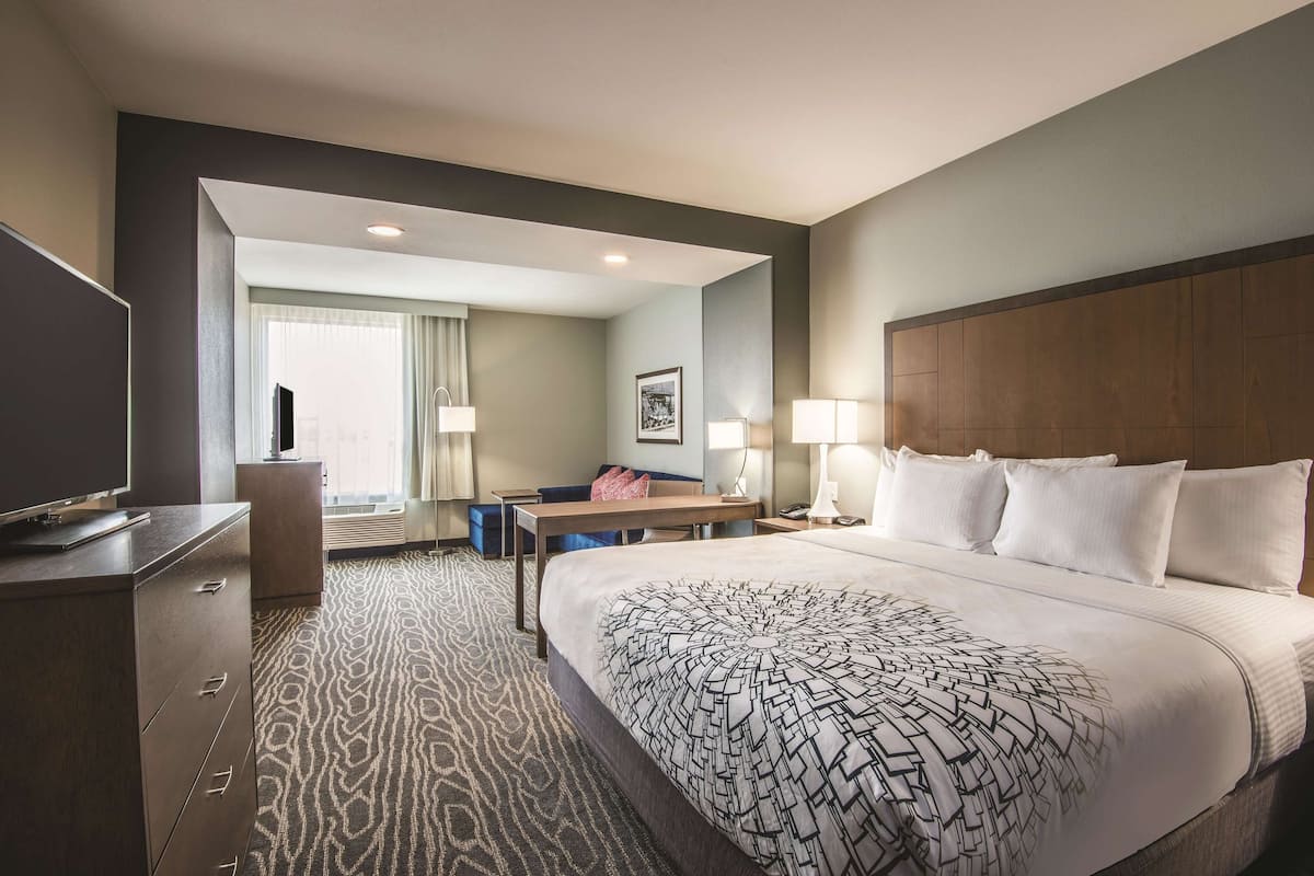 Deluxe Room, 1 King Bed, Non Smoking (Family, Various Views) | Premium bedding, desk, iron/ironing board, free cribs/infant beds