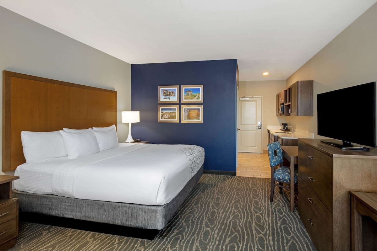 Executive Room, 1 King Bed, Non Smoking (Various Views) | Premium bedding, desk, iron/ironing board, free cribs/infant beds