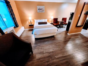 Room, 1 Queen Bed, Kitchen | Desk, free WiFi, bed sheets - Fox Creek Inn (Fox Creek)