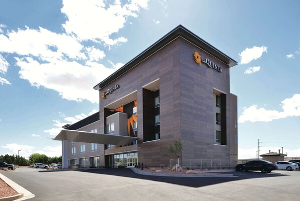 A modern hotel with a prominent entrance and a covered area. - La Quinta Inn & Suites by Wyndham Page at Lake Powell (Page)