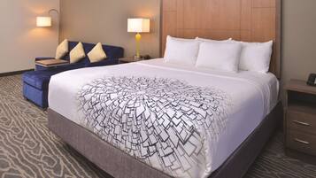 Deluxe-Zimmer, 1 King-Bett, barrierefrei, Nichtraucher (Mobility) | Hochwertige Bettwaren, Pillowtop-Betten, Zimmersafe, Schreibtisch