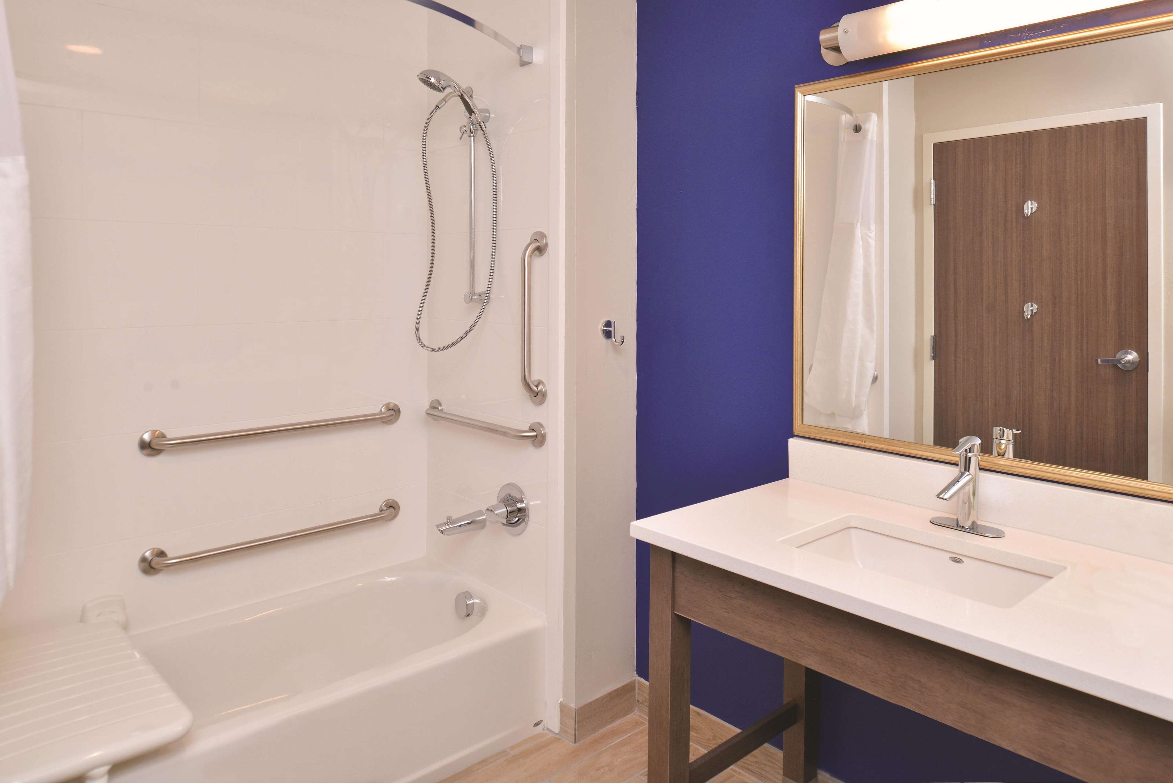 premium bedding, pillow-top beds, in-room safe, desk