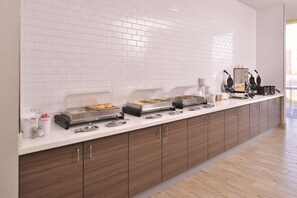 Free daily full breakfast  - La Quinta Inn & Suites by Wyndham Page at Lake Powell (Page)