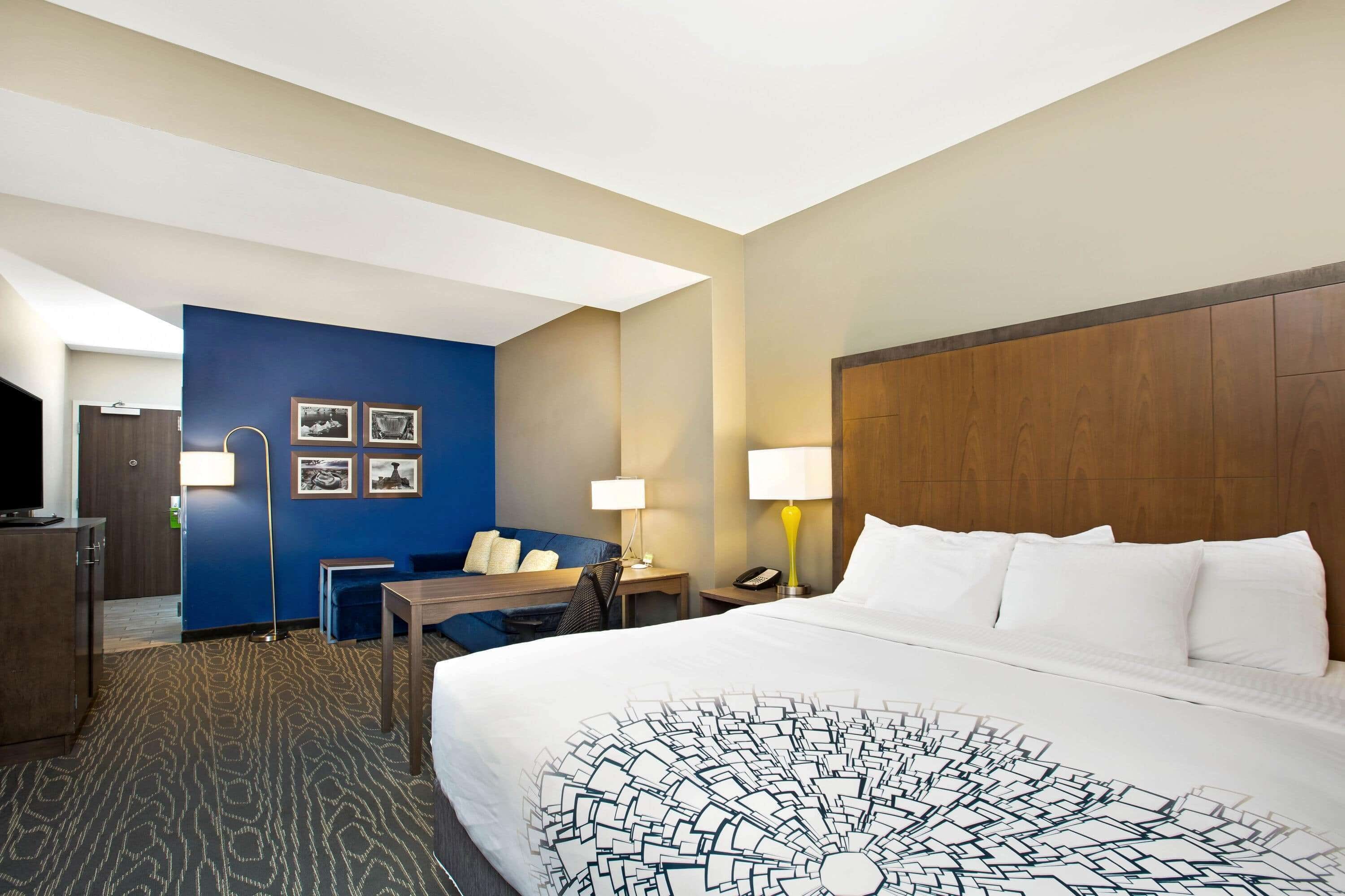 studio suite, 1 king bed, non smoking | premium bedding, pillow-top beds, in-room safe, desk