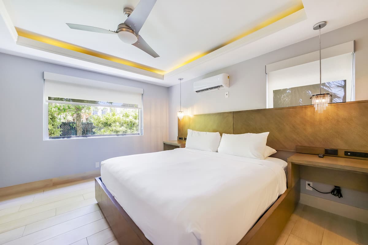 Standard Room, 1 King Bed (Self check-in) | Premium bedding, in-room safe, blackout drapes, iron/ironing board