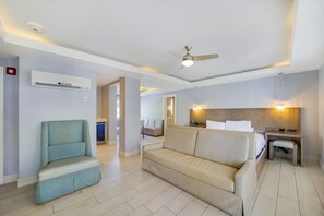 Suite Familiale, plusieurs lits (Self check-in) | Coin séjour | Télévision LED de 42 pouces avec chaînes par satellite, télévision