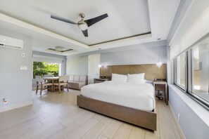 Deluxe Room, 1 King Bed, Kitchenette (Self check-in)