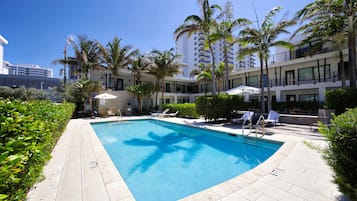 Utendørsbasseng og solsenger