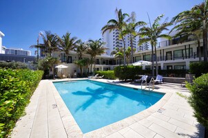 Outdoor pool, open 8:00 AM to 7:00 PM, pool loungers