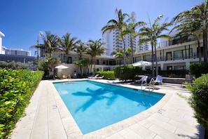 Utendørsbasseng og solsenger