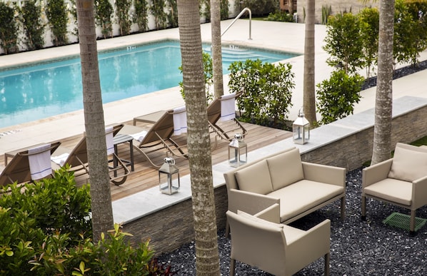 Utendørsbasseng | Utendørsbasseng og solsenger