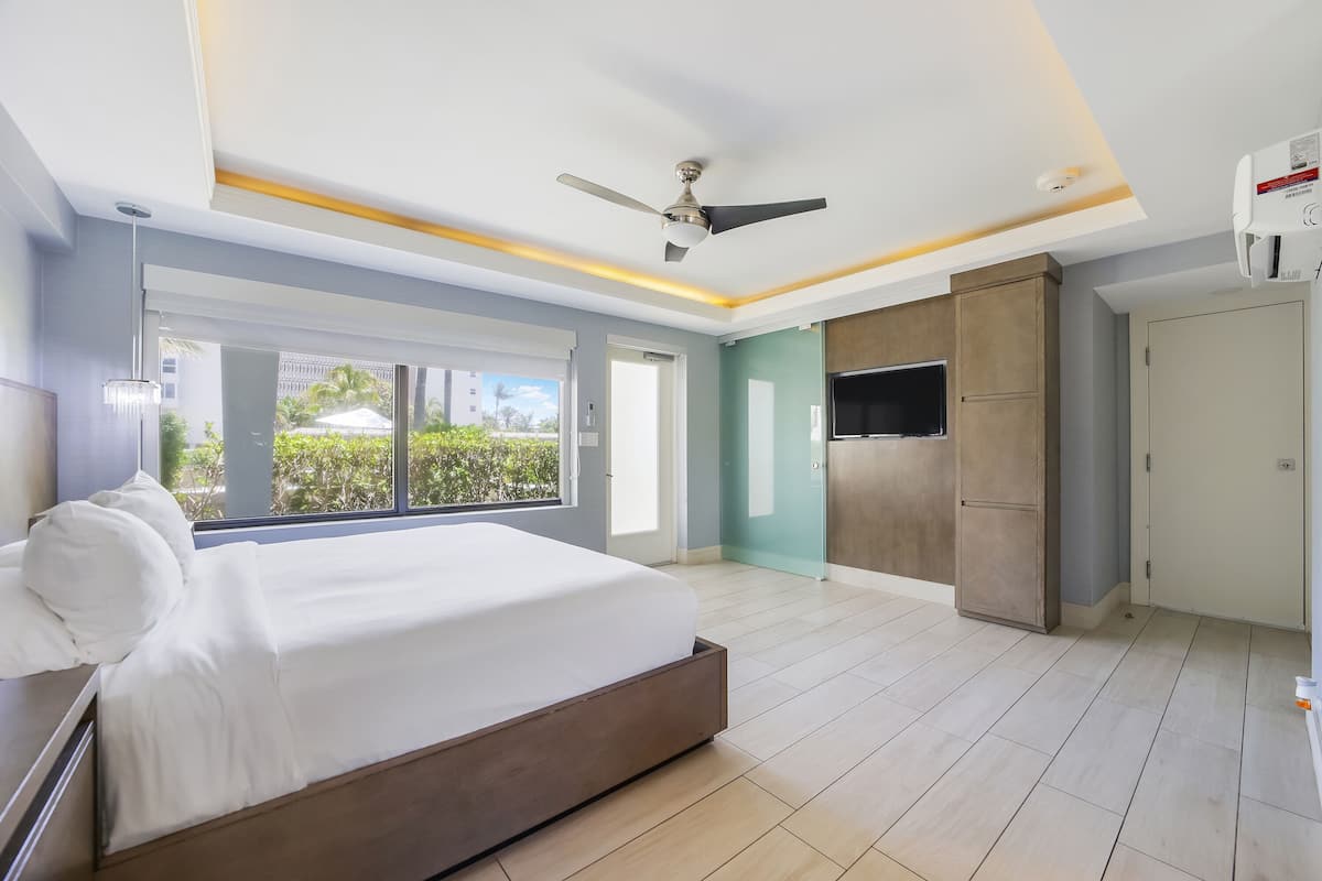 Deluxe Room, 1 King Bed, Kitchenette