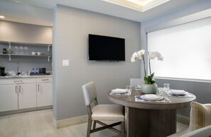 Premium bedding, in-room safe, blackout curtains, iron/ironing board - Elita Hotel (Fort Lauderdale)