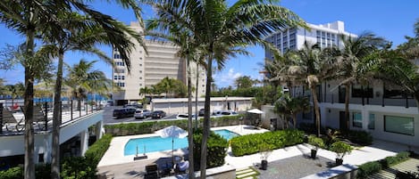 Een buitenzwembad, open van 08.00 uur tot 19.00 uur, en ligstoelen